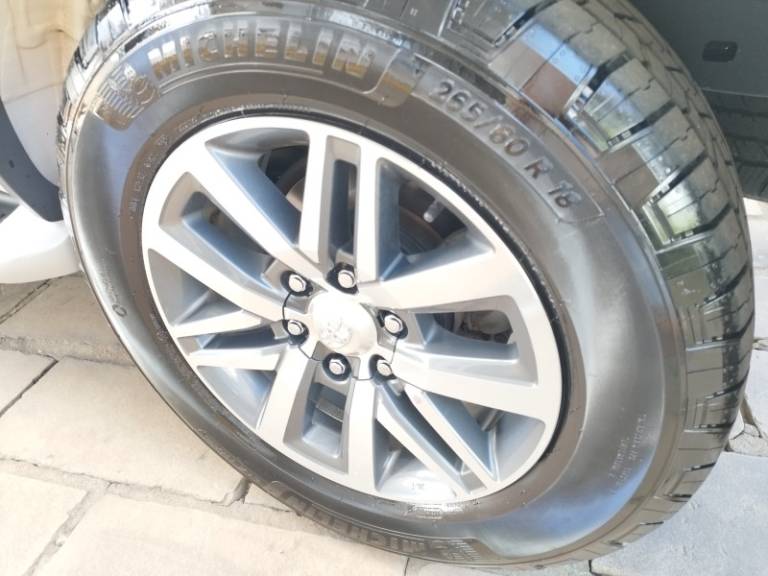 TOYOTA - HILUX SW4 - 2017/2017 - Branca - R$ 219.000,00