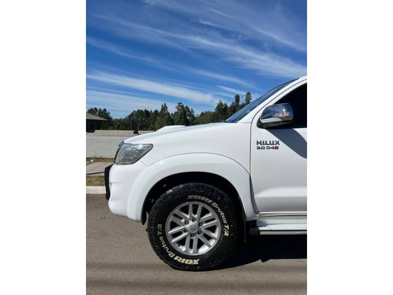 TOYOTA - HILUX - 2012/2012 - Branca - R$ 130.000,00