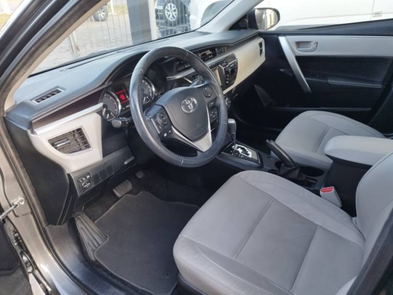 TOYOTA - COROLLA - 2015/2016 - Cinza - R$ 89.000,00