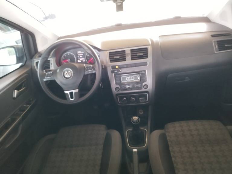 VOLKSWAGEN - FOX - 2015/2015 - Prata - R$ 46.000,00