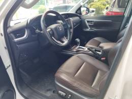 TOYOTA - HILUX SW4 - 2017/2017 - Branca - R$ 219.000,00