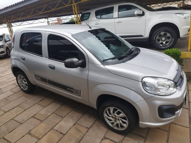 FIAT - UNO - 2017/2017 - Cinza - R$ 44.000,00