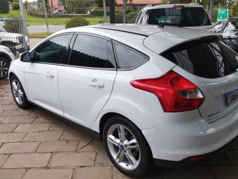 FORD - FOCUS - 2015/2015 - Branca - R$ 56.000,00