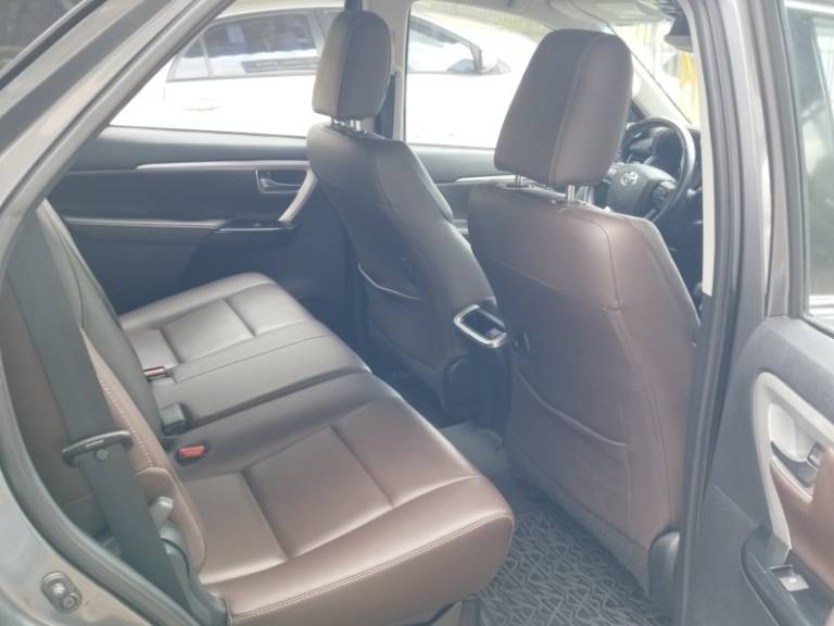 TOYOTA - HILUX SW4 - 2019/2020 - Cinza - R$ 253.000,00