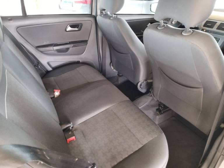 VOLKSWAGEN - FOX - 2015/2015 - Prata - R$ 46.000,00