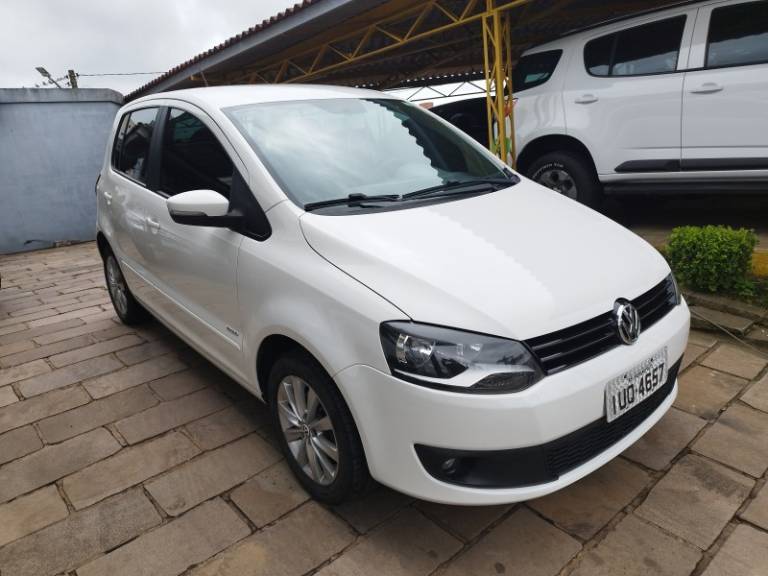 VOLKSWAGEN - FOX - 2013/2014 - Branca - R$ 44.000,00