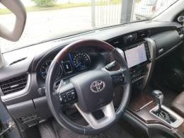 TOYOTA - HILUX SW4 - 2019/2020 - Cinza - R$ 253.000,00