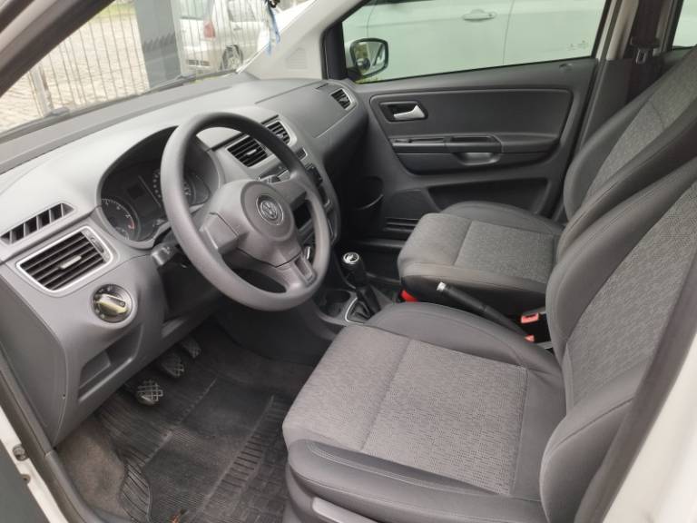 VOLKSWAGEN - FOX - 2013/2014 - Branca - R$ 44.000,00