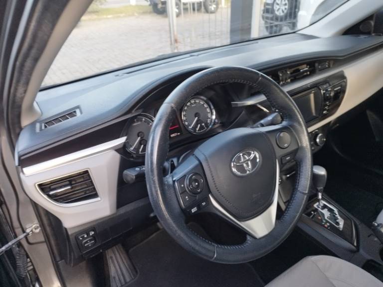 TOYOTA - COROLLA - 2015/2016 - Cinza - R$ 89.000,00