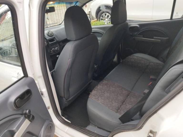 FIAT - UNO - 2011/2012 - Branca - R$ 31.500,00